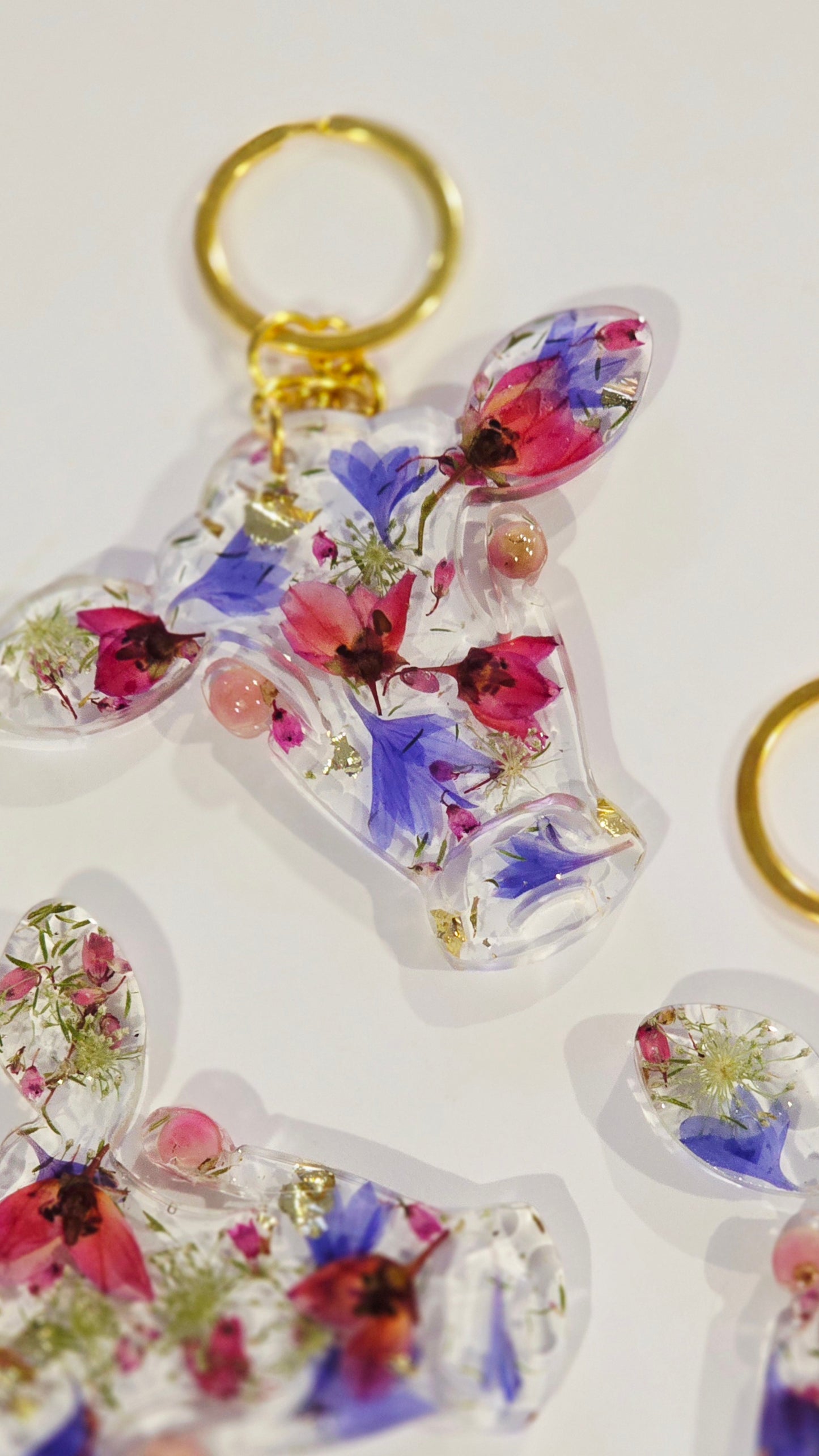 Preserved Cornflower, Boronia, Queen Anne's Lace and Pepper Corn set in Cow head Keyring