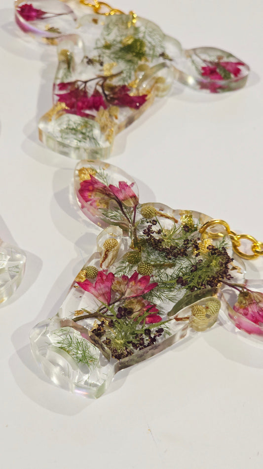 Preserved Flowers in Resin with Coral Bells, Chocolate Queen Annes Lace and Gold Flakes set in Cow Head Keyring